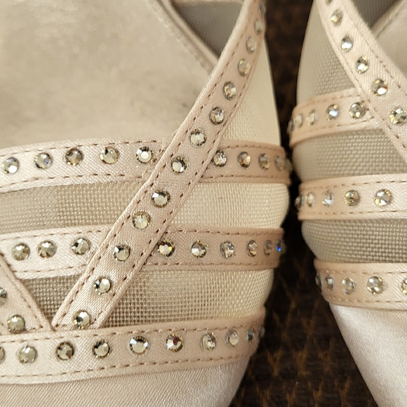 Podeswa satin Champagne color kitten heel - Picture 6 of 6